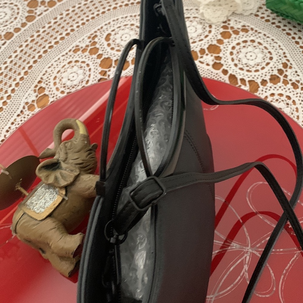 Delightful ladies hand bag with strap and handles - Picture 2 of 4